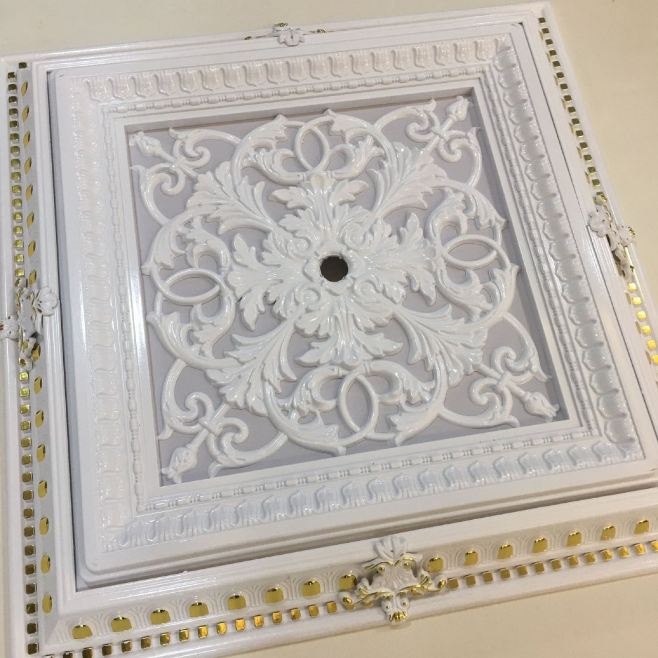 Decogold Kare Saray Tavan Göbek Beyaz Altın Rengi 72x72 cm