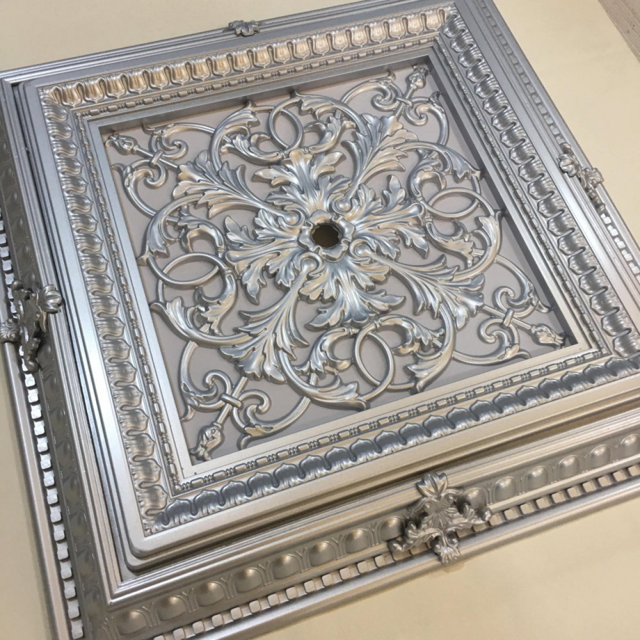 Decogold Kare Saray Tavan Göbek Gümüş Rengi 72x72 cm
